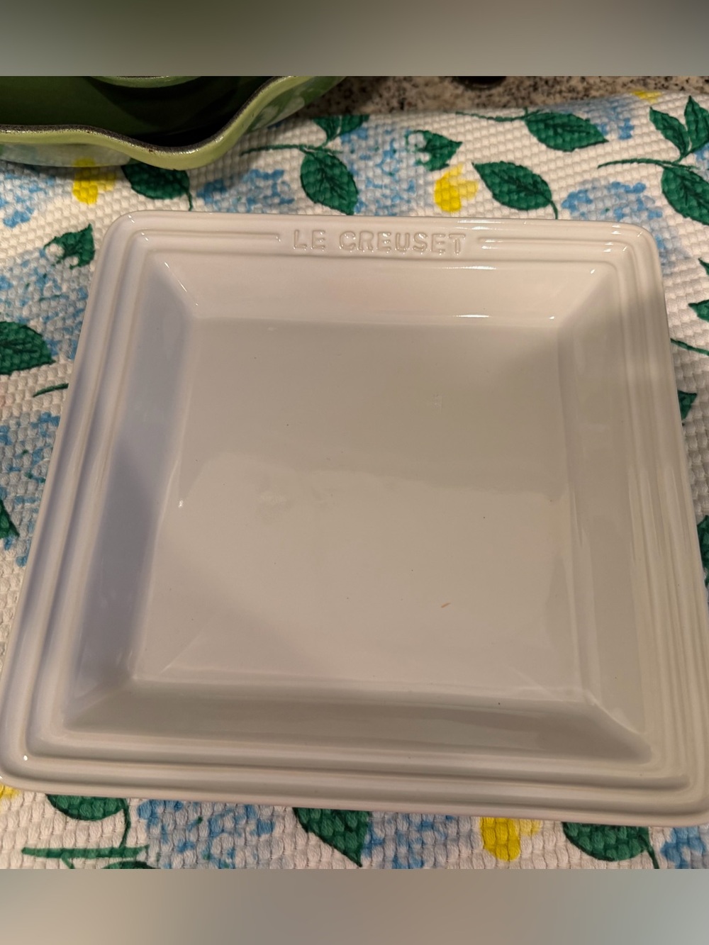 Le Creuset White Stoneware Plates set of 2